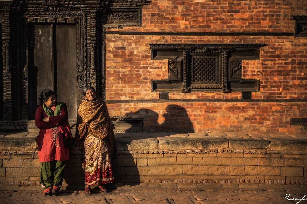 斜影<br />
巴德岗广场上晒太阳的尼泊尔妇女
