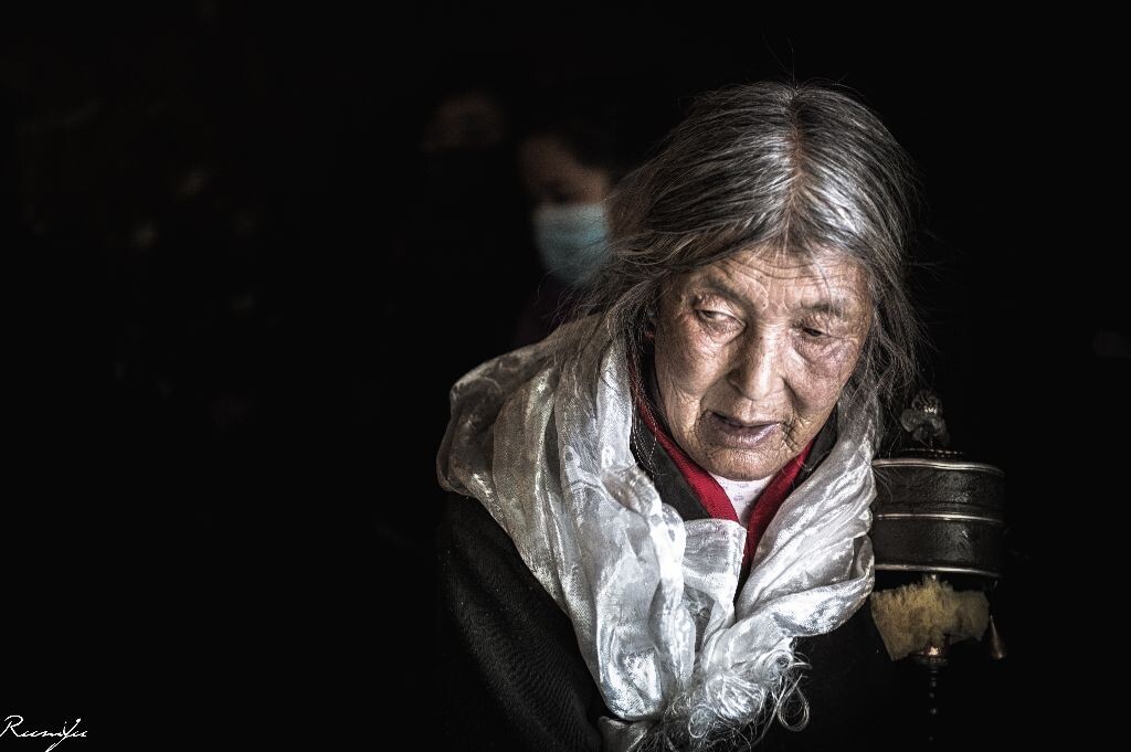 转经人<br />
小昭寺转经道上的藏族老阿妈