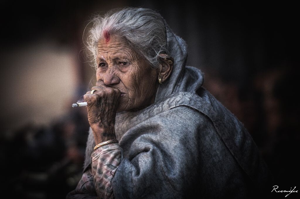 抽烟的老妇人<br />
