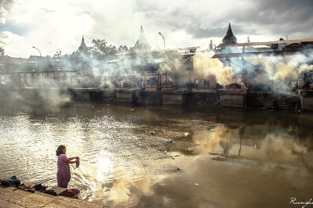  印度教的神奇就在于，河的对岸尸烟滚滚，尸油流淌，河的这边却有人淡定的洗着衣服。<br />
10月尼泊尔