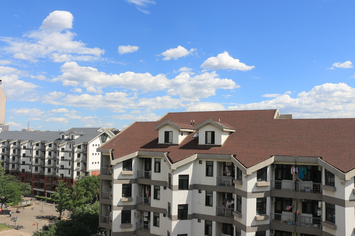 蓝天白云下的紫荆公寓