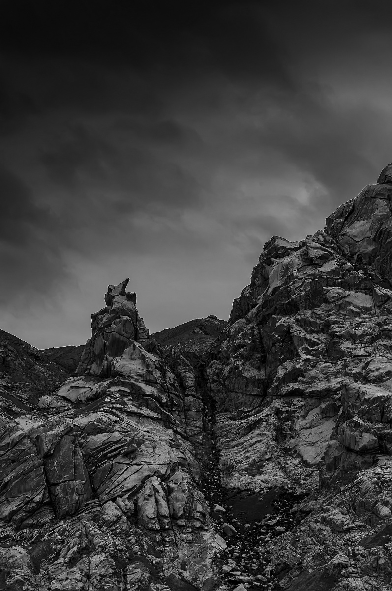 但伟岸的大山还是吸引着我,黑白最能表达这时气象下,山峰7215的