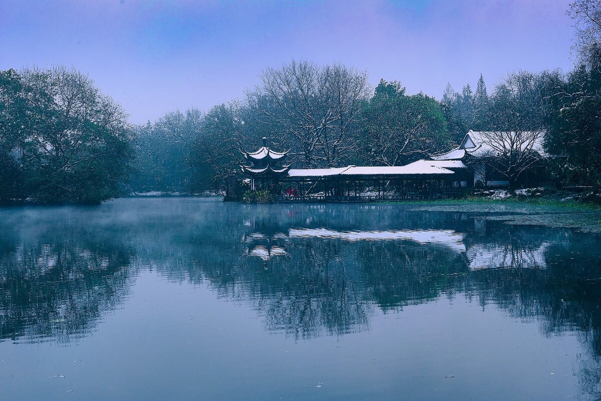 2018年初杭州下大雪，因事无法去，遗憾的很。年底杭州又下了一场雪，我过去了，仅管有的晚，还是抓了个尾巴<br />
