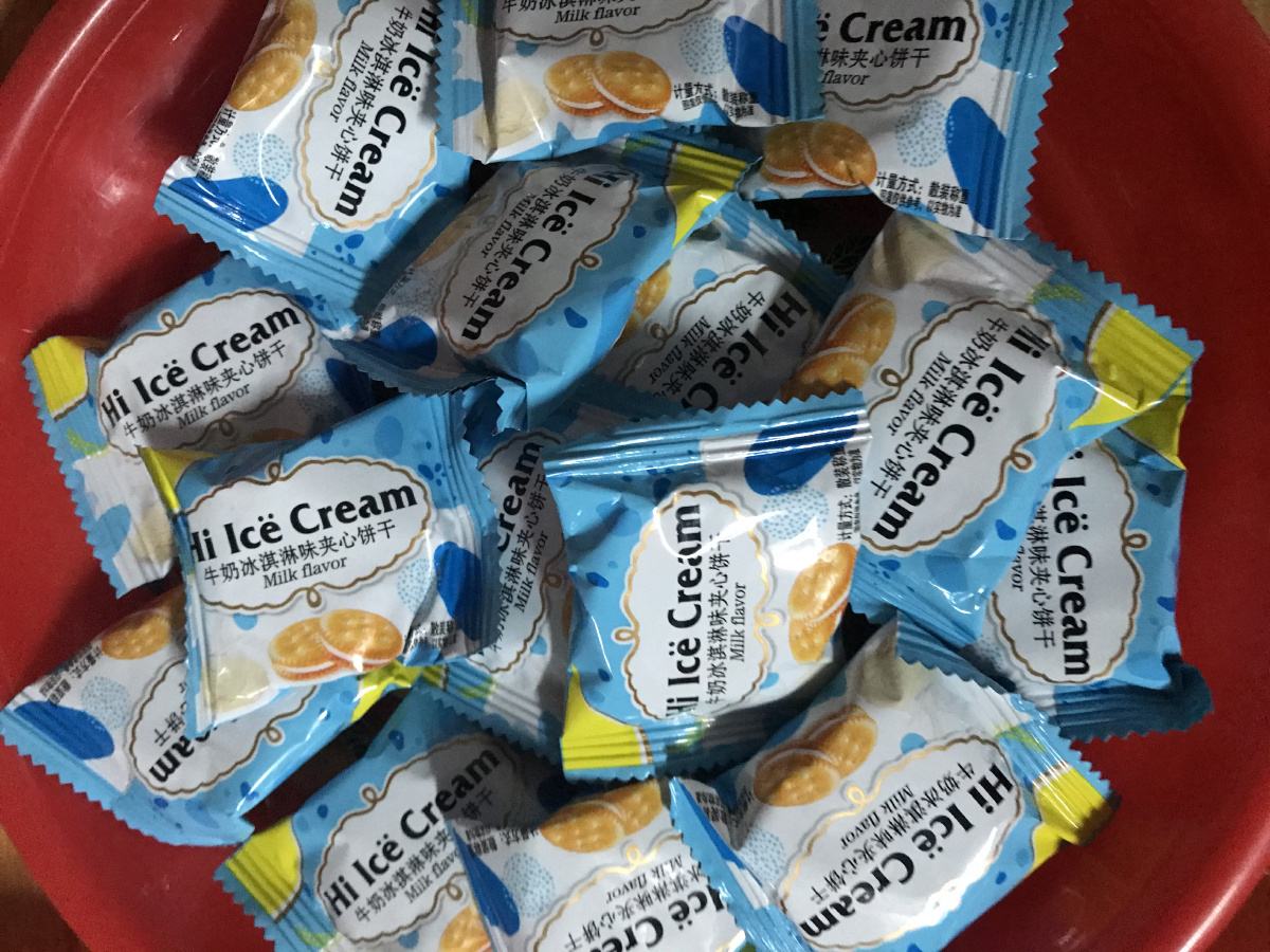 三种口味的冰淇淋夹心饼干好吃不腻