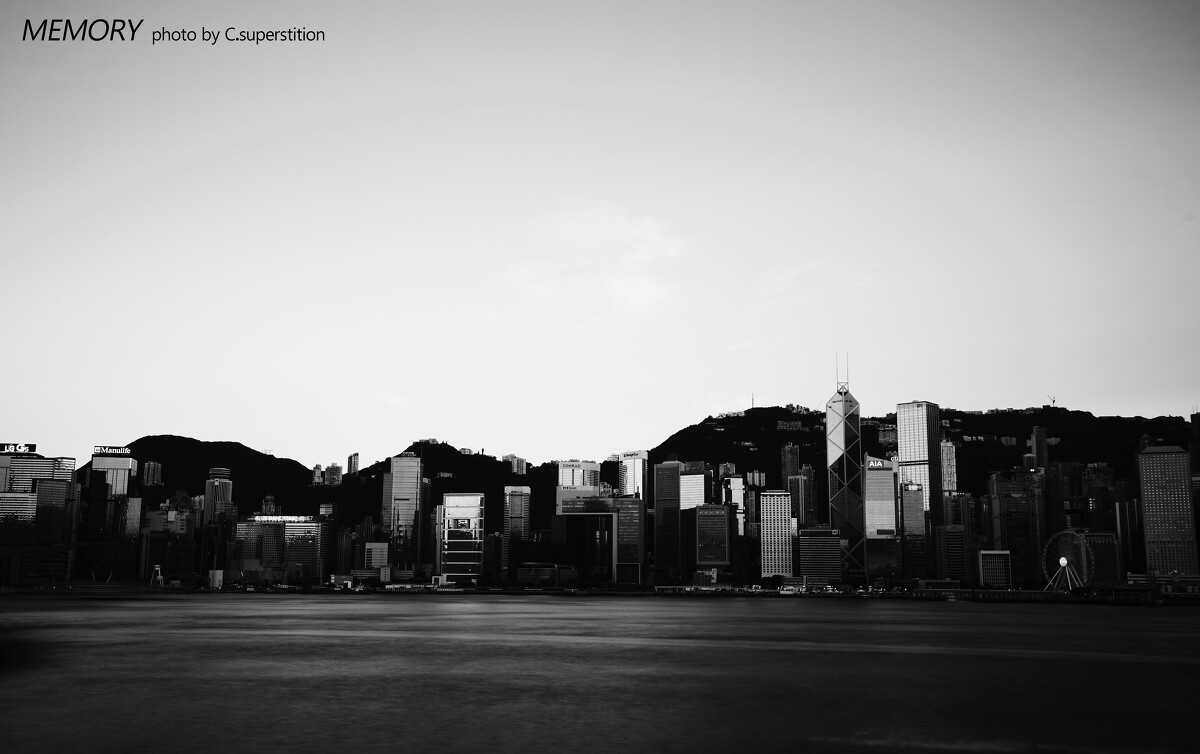 一张黑白的香港城市风光，下午拍的