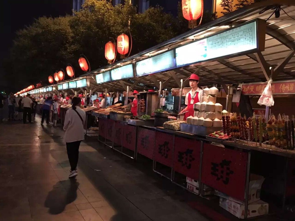 即将谢幕的“东华门小吃街”。