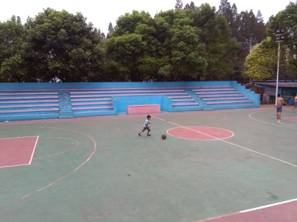 小镇篮球场