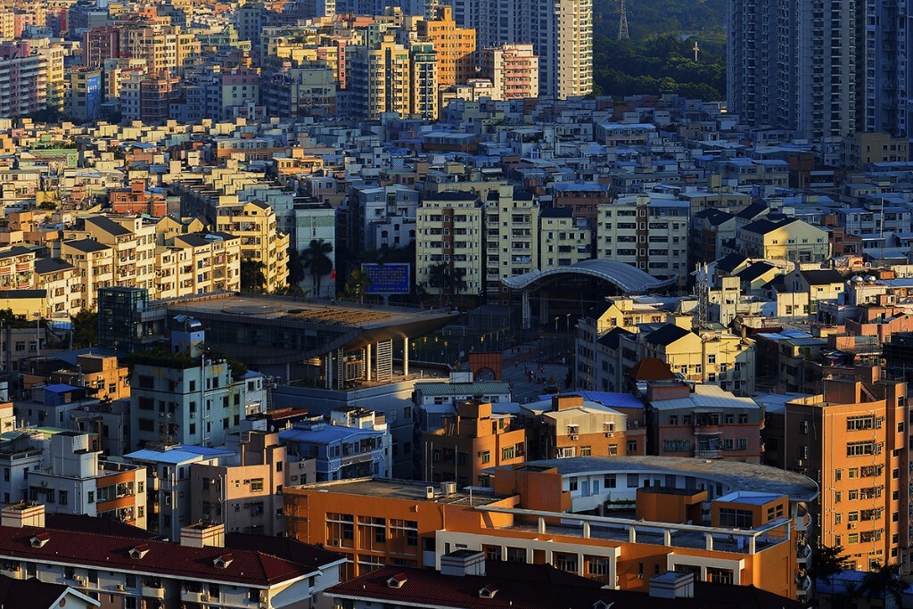 高楼林立下的“盆地”——上沙城中村握手楼，住着密密麻麻的追梦人，远眺俯瞰时，可以明显感受到平日难以察觉的窒息密度。