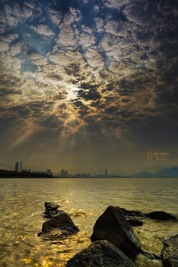 找好机位，等好天气，挤出时间，再等朝霞，等啊等……汗水流啊流……拿出守得云开见月明的心劲，也许，未必会遇见大神们大片里的好天气，但一定会遇到属于我们自己的好天气。你好，爆炸云：）