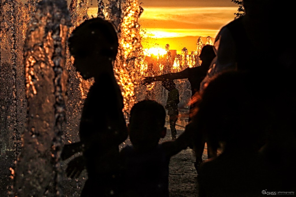 沐浴在金色夕阳下,嬉闹追逐,尽情撒欢,不加掩饰地释放着体内的自然原力。他们,不再像前辈那样有沉重的历史包袱,思想的禁锢,陈规陋习的羁绊。当古老的东方巨龙抖落一身灰尘,腾空而起,他们的未来,就是中国崛起的明天。