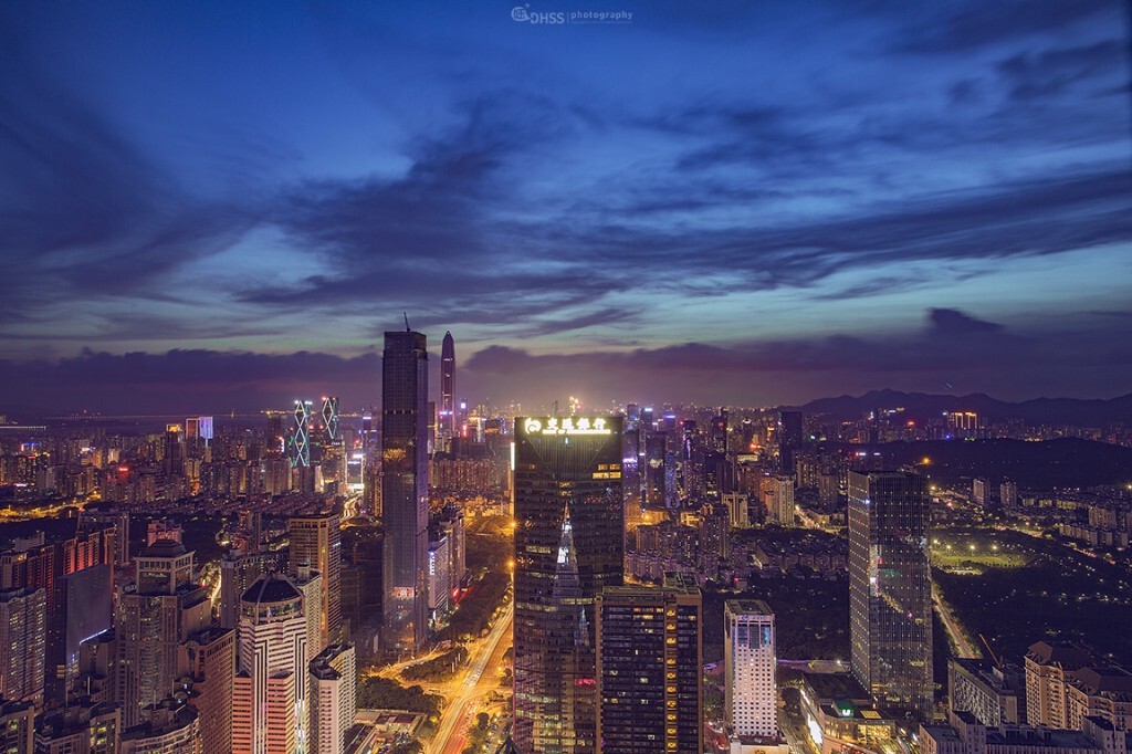 流光溢彩的深南大道，很多特色建筑皆坐落于这条城市主动脉上，纵贯鹏城东西，连接着历史和明天。