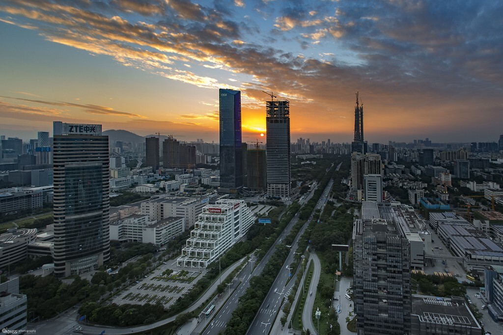 客户说：好，你赶紧去拍吧。我拔腿就跑，一路疾驰追夕阳。