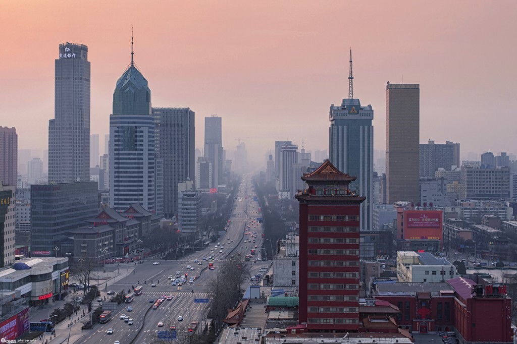 似面纱若隐若现，<br />
雾霾经年缠绕，<br />
夕阳下红妆动人，<br />
回首恍然如昨，<br />
离启程票根仅余一刻，<br />
方依依不舍狂奔别过，<br />
只为与你，<br />
匆匆一见。