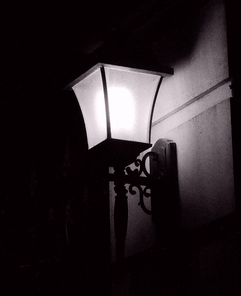 黑夜给了我黑色眼睛<br />
我却用它去寻找光明<br />

