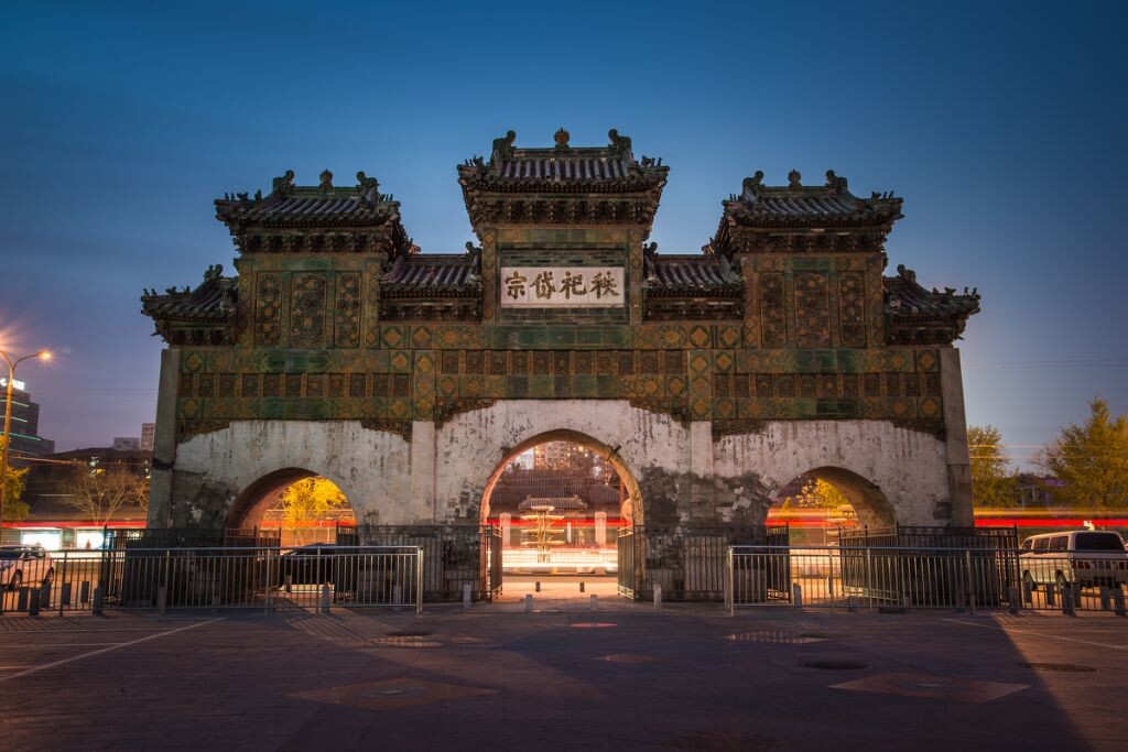 北京唯一现存的琉璃过路牌坊——东岳庙牌坊。流光溢彩的城市里，历史仿佛都凝结在了这里。