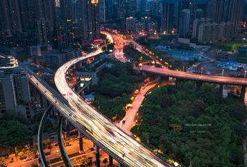 车流与街灯映出忙碌的都市