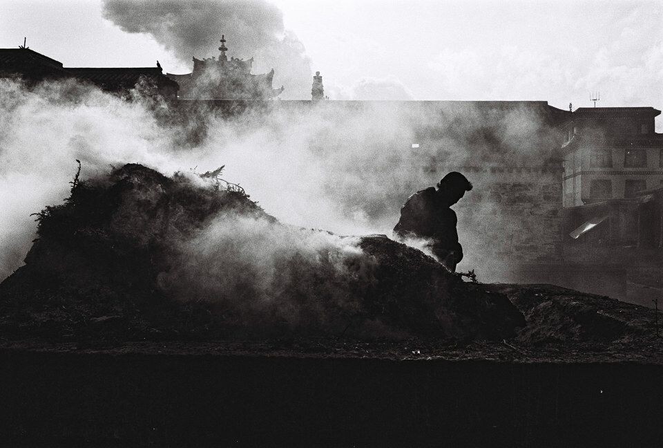 A prayer in the smog. Xiahe, Gansu<br />
