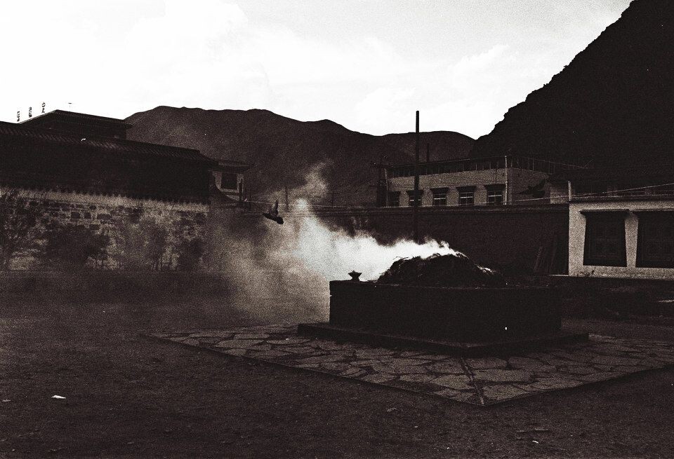 A raven skimming over the censer in a Tibetan temple. Xiahe, Gansu<br />