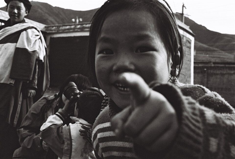 Curious girl. Xiahe, Gansu<br />