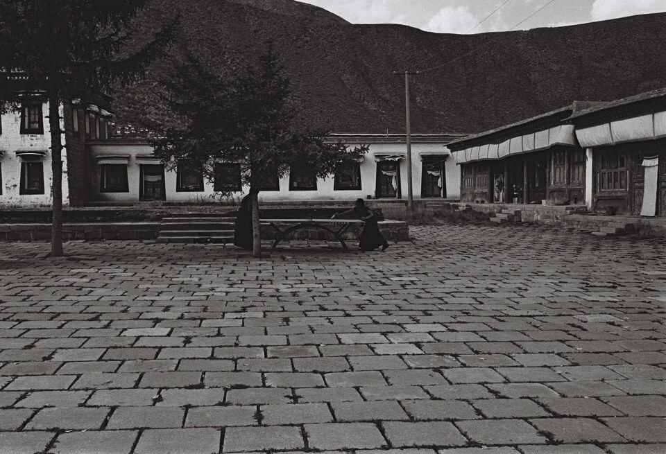 Lamas playing ping-pang. Xiahe, Gansu<br />