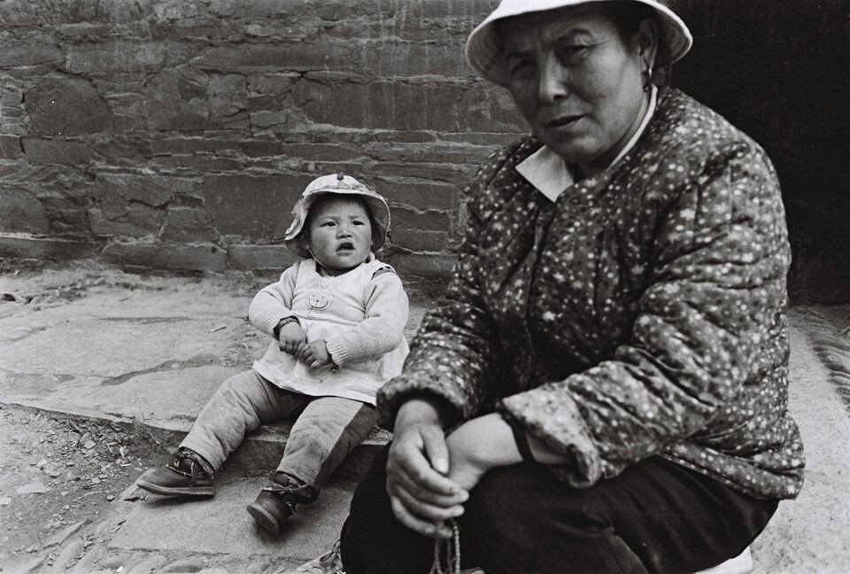Wee girl in confusion. Xiahe, Gansu<br />
