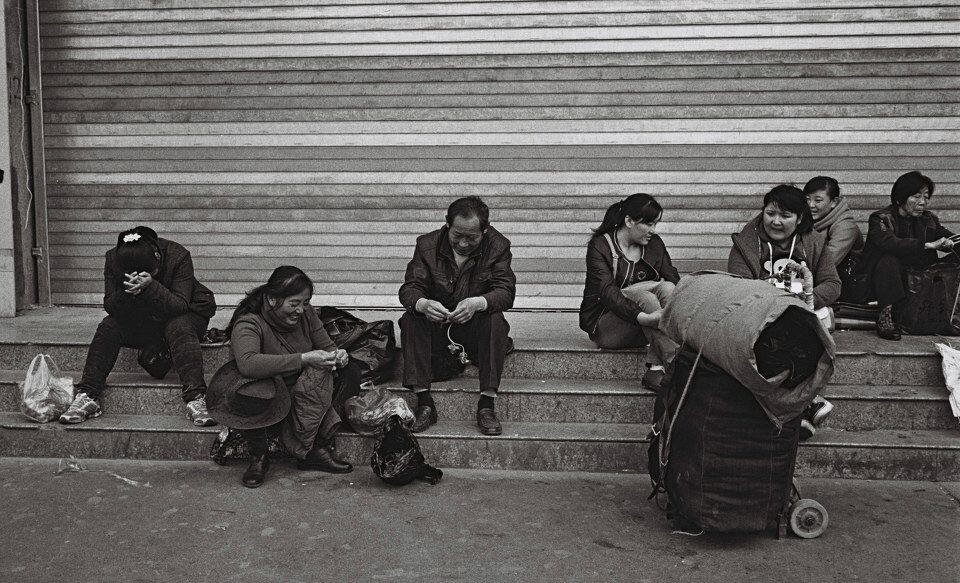 Citizens waiting for buses. Lanzhou, Gansu<br />