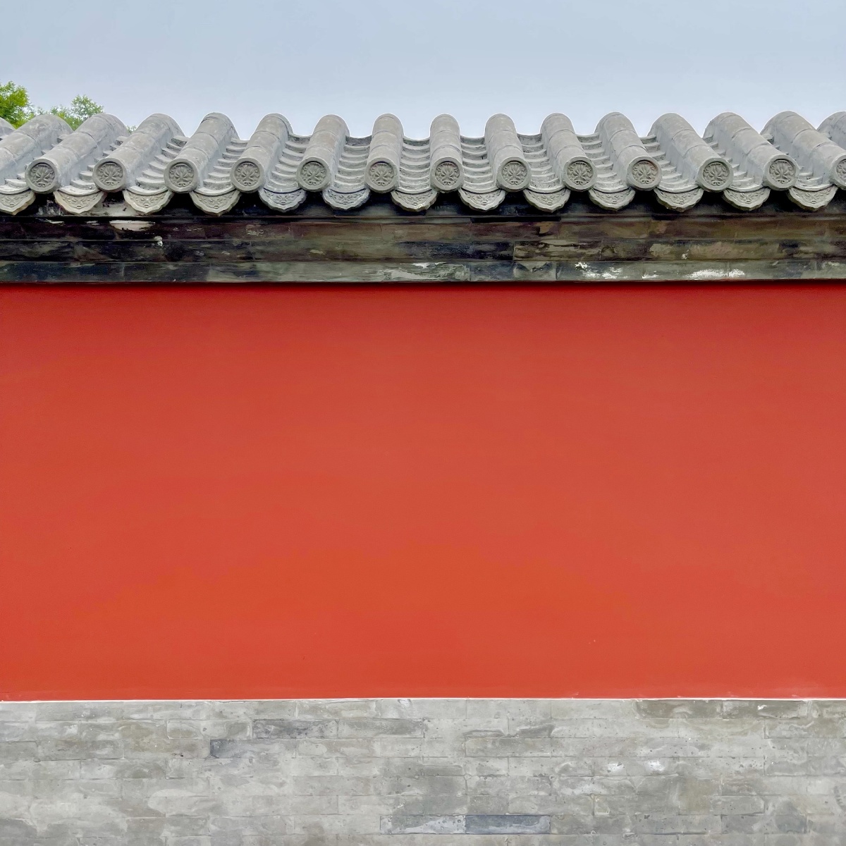 墙被雨冲刷出红色的味道