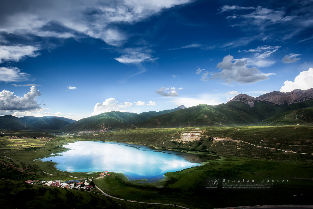 倒映着群峰白云的卡萨湖,将湖光山色天景融为晶莹的一体,巧织人间美景