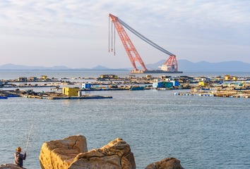 993642
