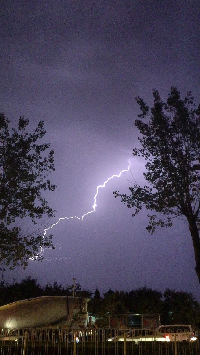 下雨玩手机,好危险哦                                  追击闪电