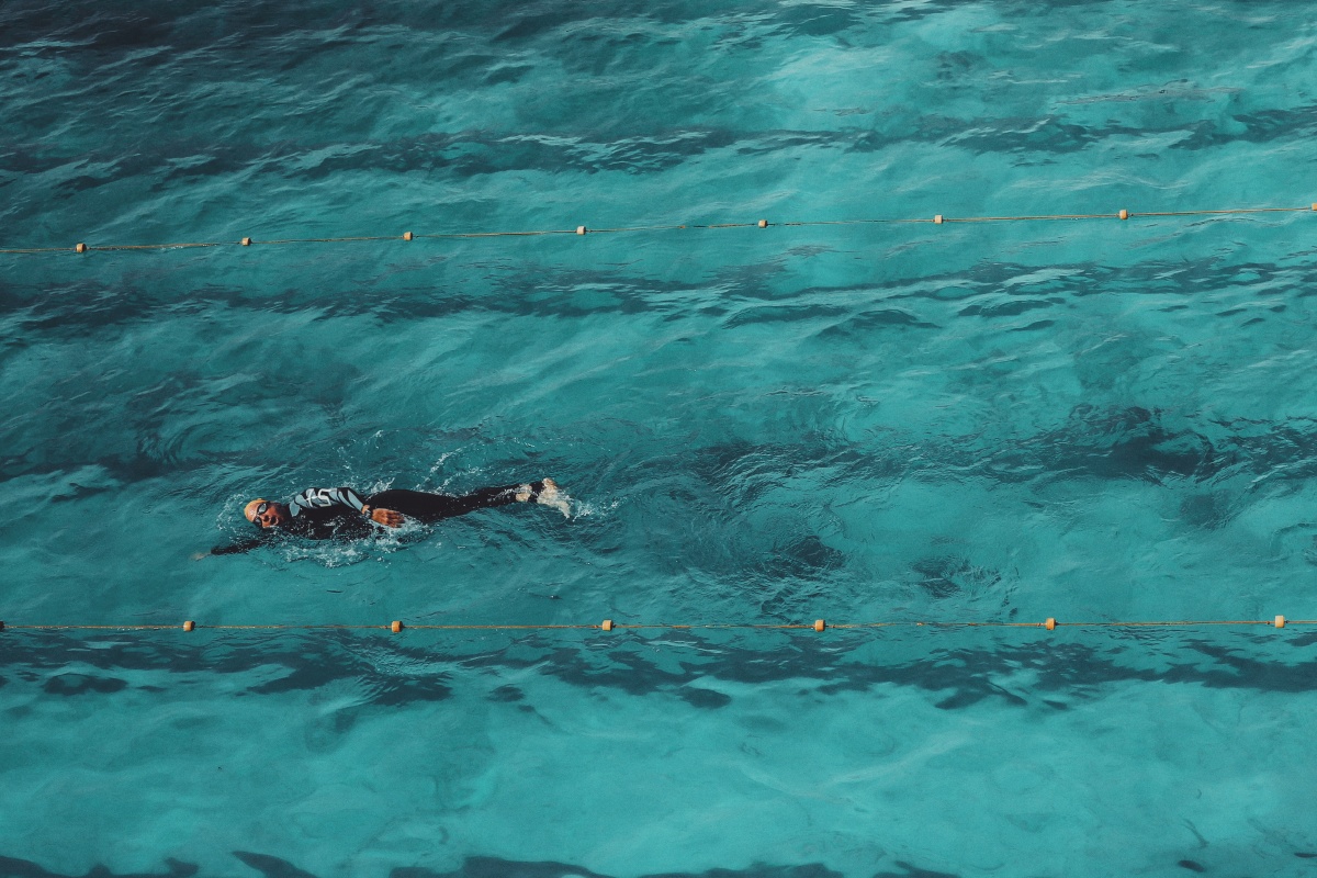 盛夏的时候一看就想跳进去的蓝绿泳池