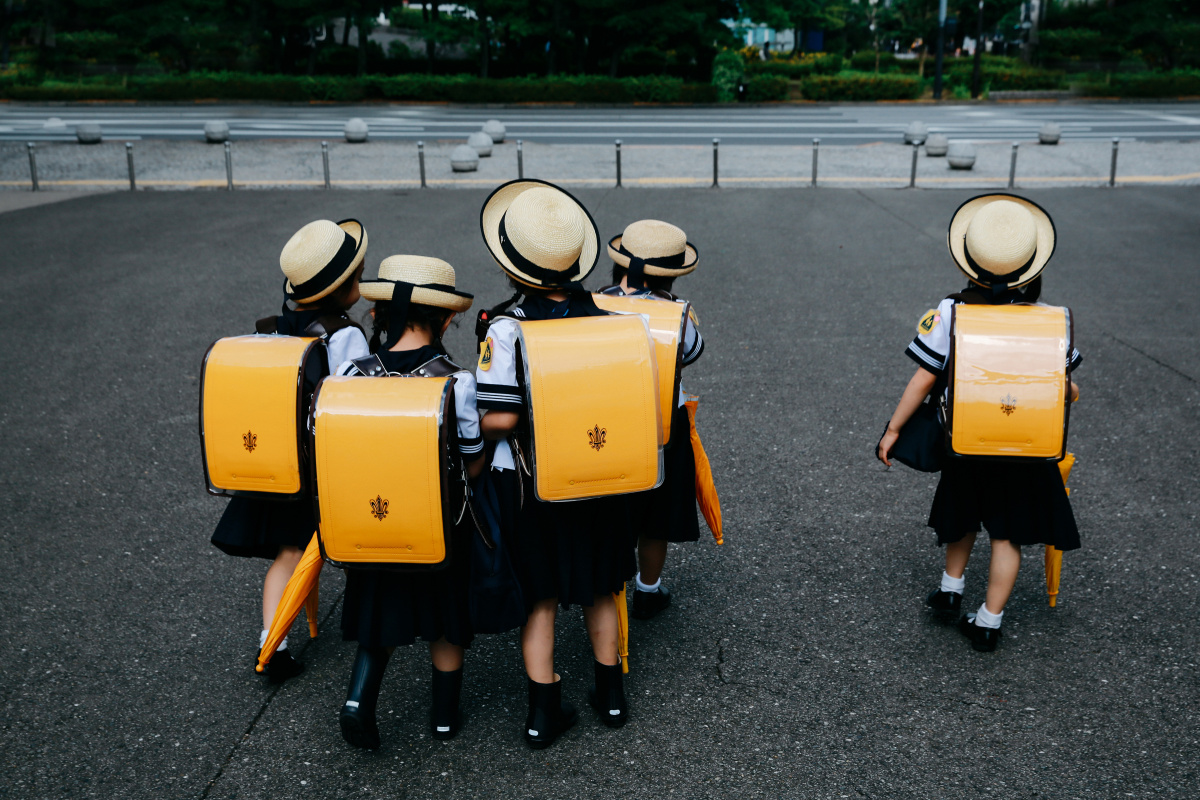 街头背黄书包放学的小学生
