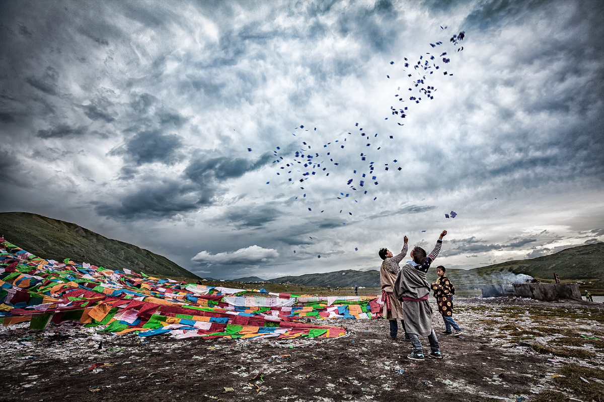 "隆达"是藏语,汉译为"风马"也被称之为"经幡"或"祈愿幡",是藏族象雄