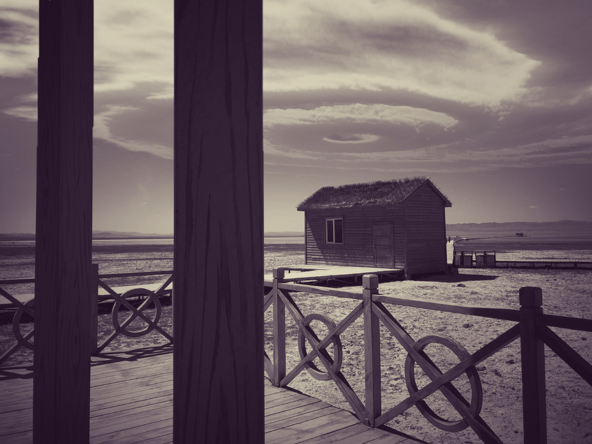 远处有栋木房子