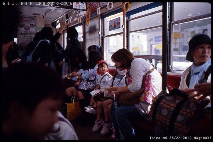 公车上的母女<br />
日本 长崎 leica m6 35/2asph