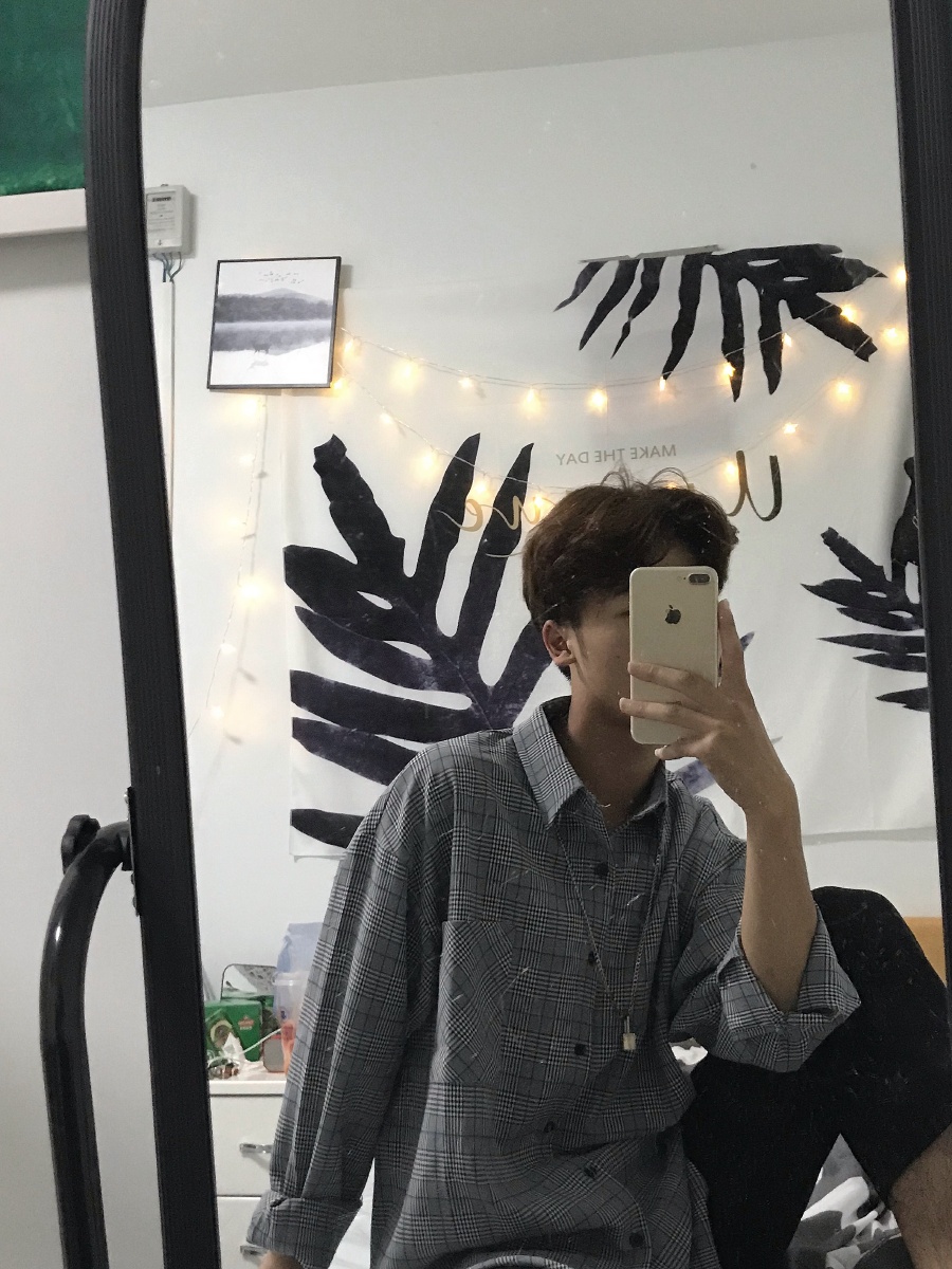 在家也只能对着镜子自拍了