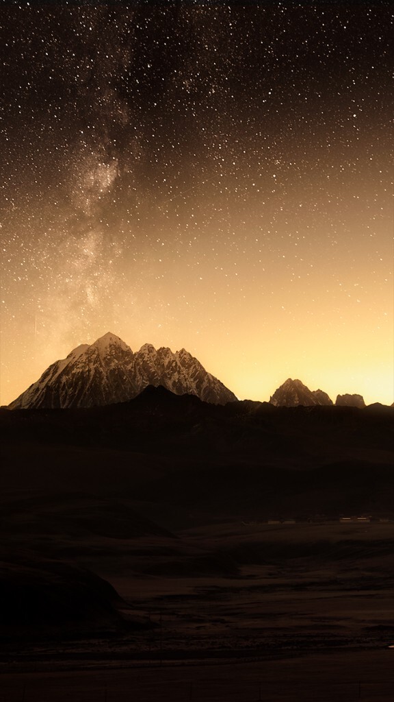 《繁星》繁华=土豪金，星=星空。创意类作品。雅拉神山的日出金山，当晚的星空。构成这幅繁星。又见柠檬卡黄。阿卡.Carson。