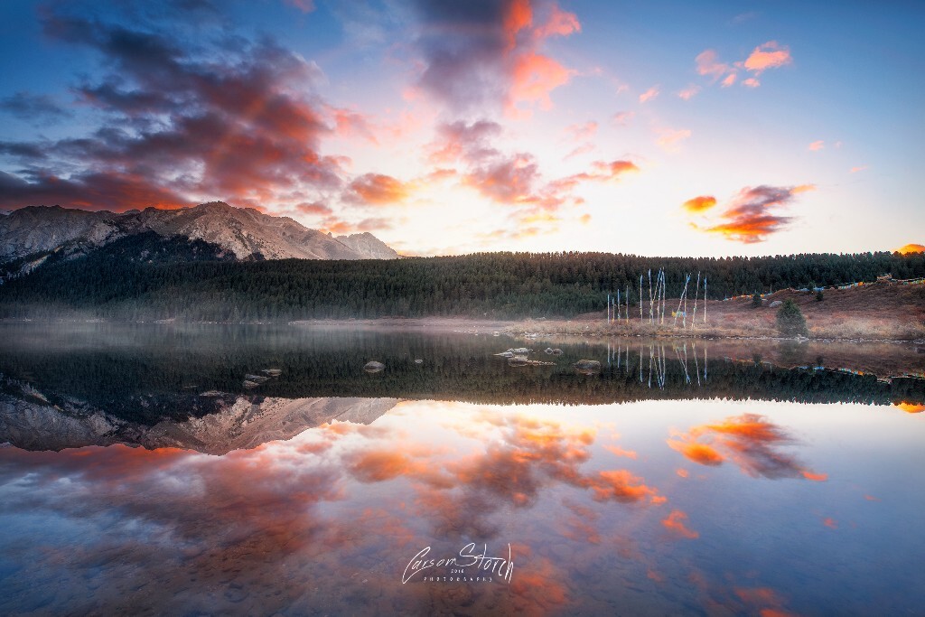 《Rosy clouds Light》措普沟的彩霞光，火烧云染红了天边以及湖底。雪山与树林像是一个沉睡的巨人。阿卡.Carson