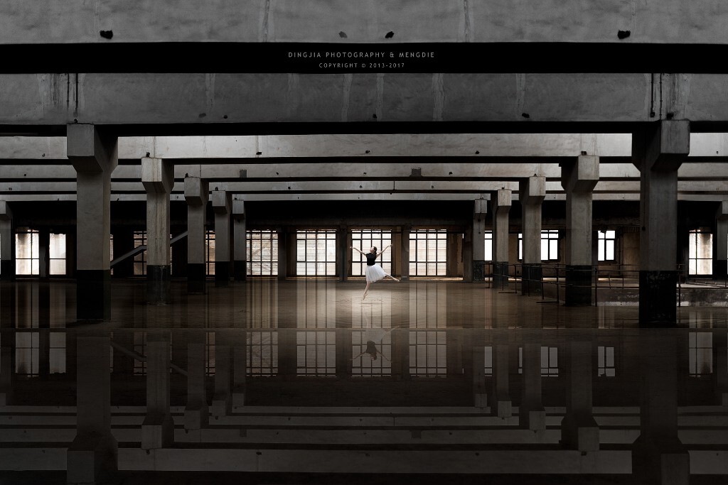 《Ballet》 轻柔的乐曲伴随着灵动的足尖，在空中舞出芭蕾优雅的风致。三维的空间，玻璃的水面，充盈了现代与自然的气息。模特：纯子。拍摄西安飞图工作室。阿卡-Carson