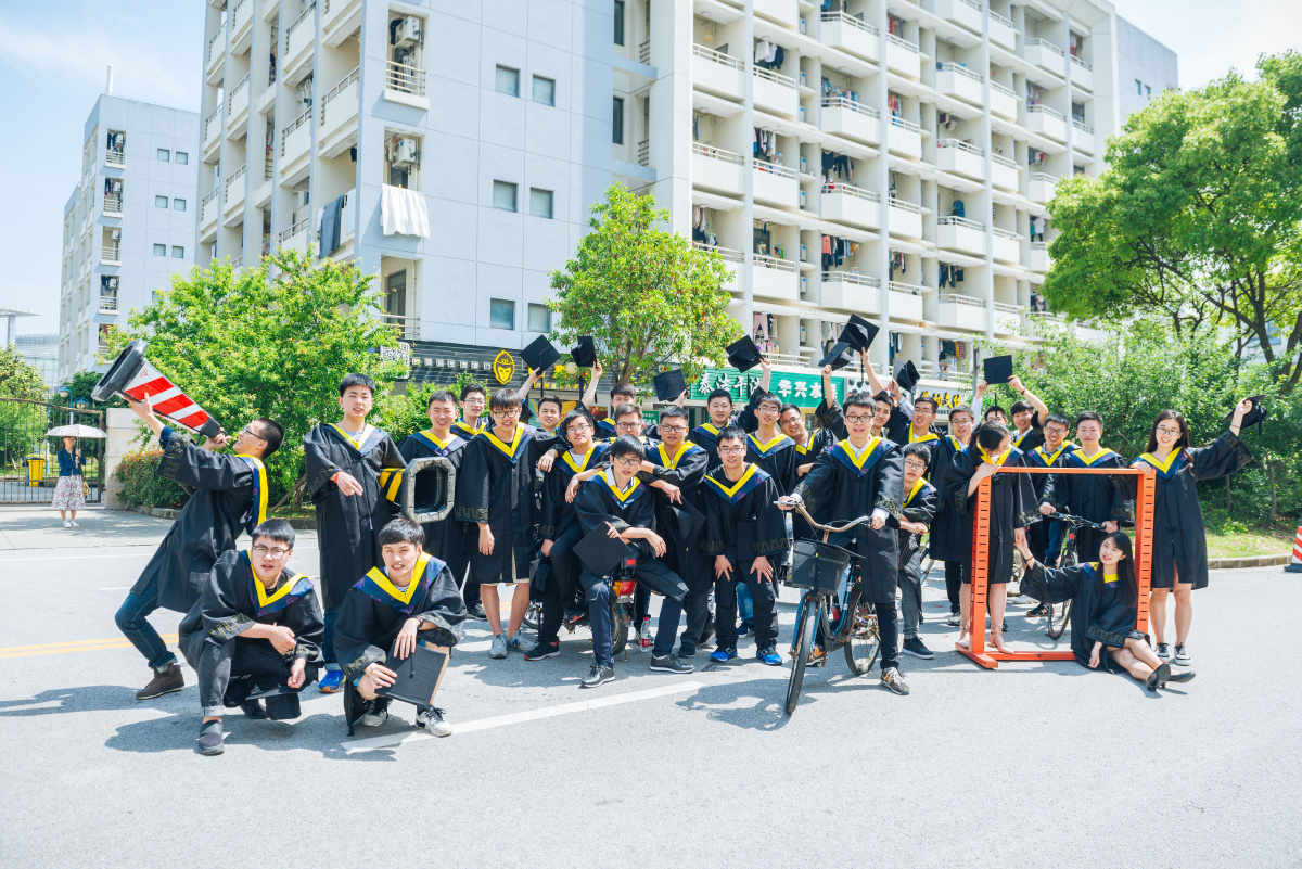 风风火火,在商业街上顶着烈日,借助街边生活气息浓厚的小道具来个场景