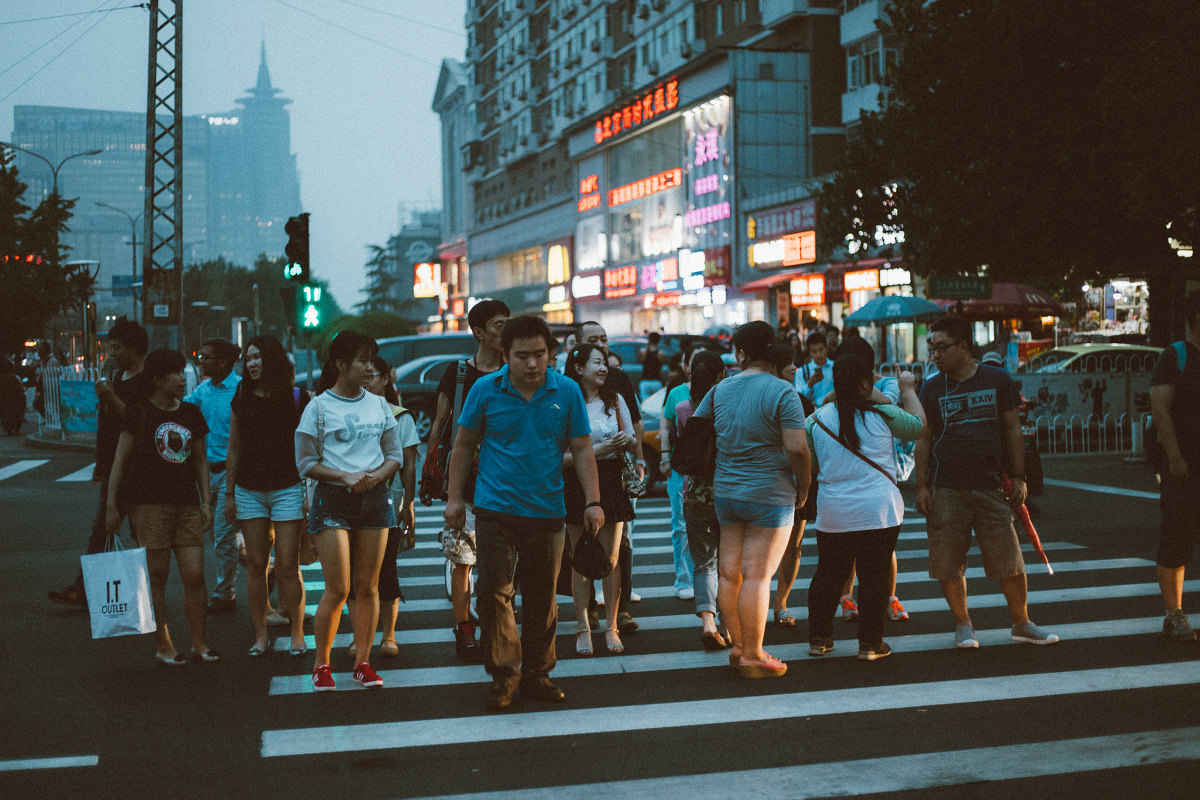 北京过马路的人