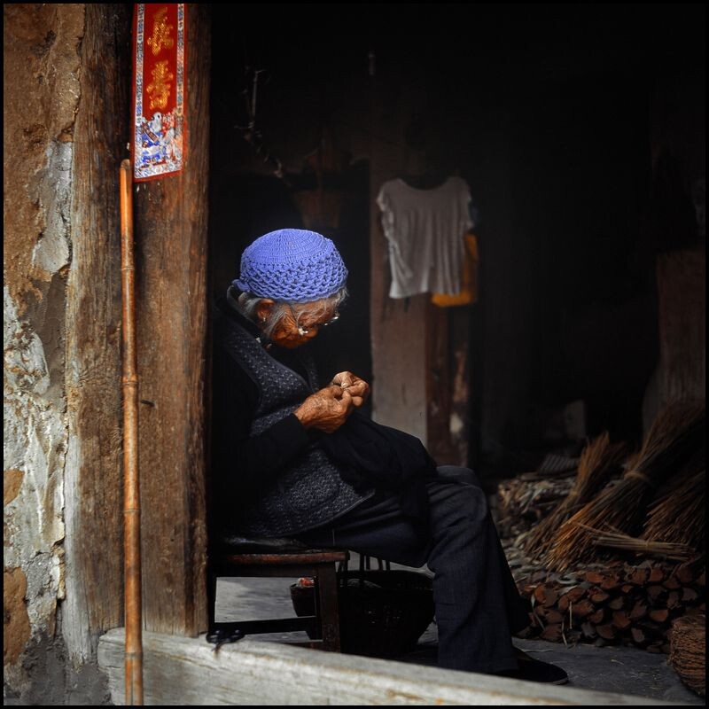 20131003\/云南建水团山村,做针线活的老人
