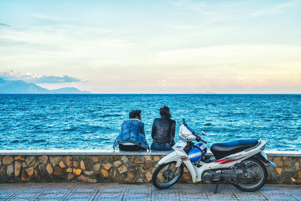 骑摩托到海边的台阶坐一坐，可能是芽庄的情侣最平常的约会方式