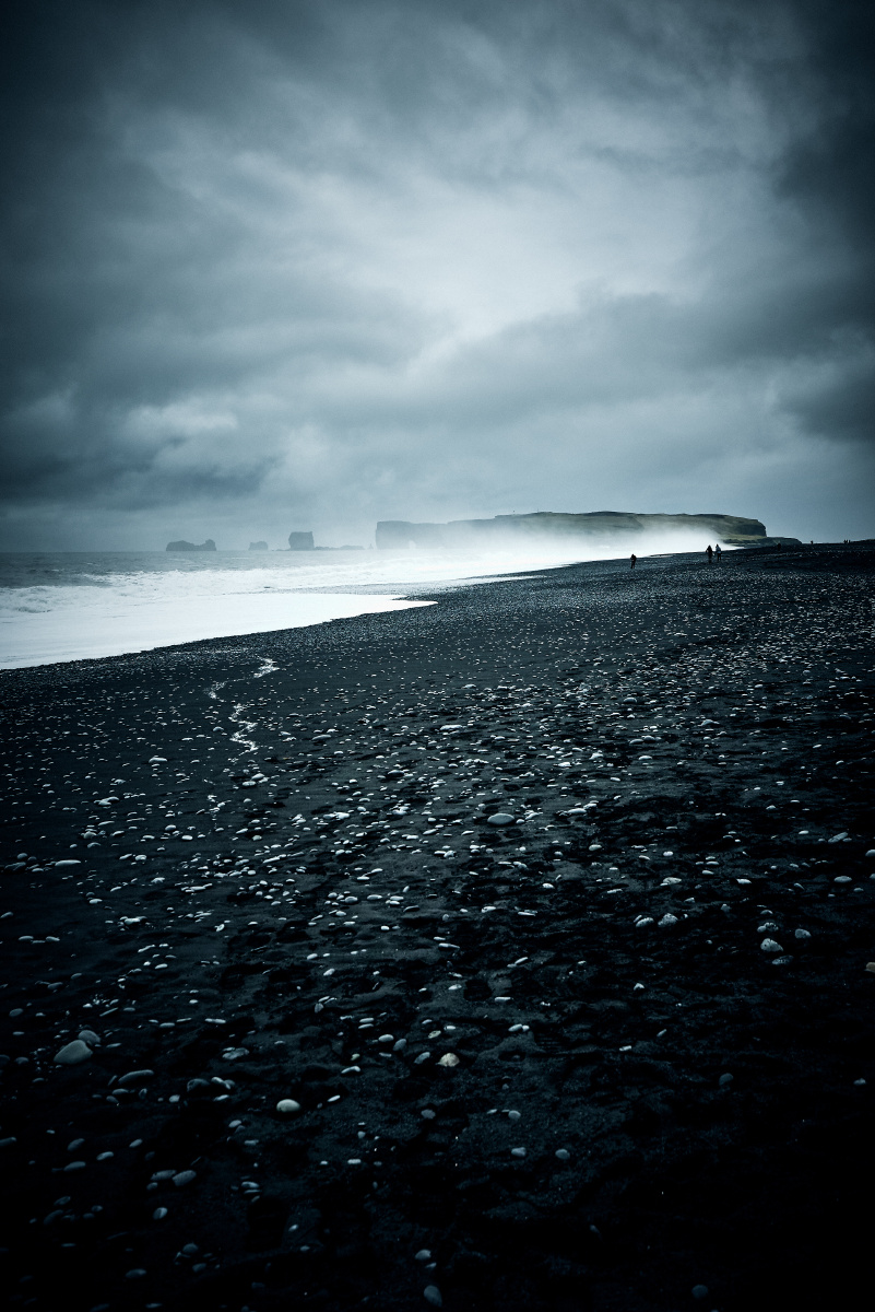 被黑云笼罩着的黑沙滩
