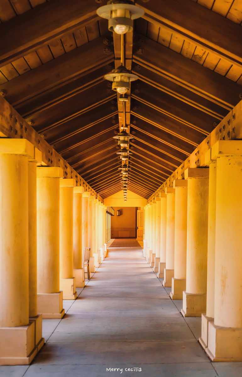 >  br />  br />  br /> 哪里都是超级好看的古典走廊啊 br />  br