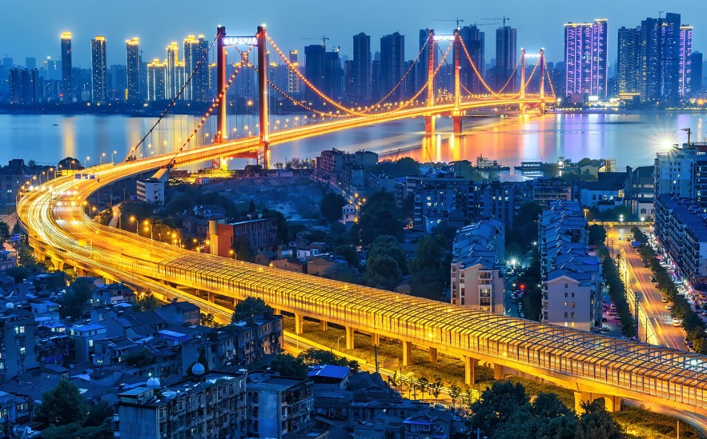 《金龙渡江》夜幕下的鹦鹉洲长江大桥犹如一条金龙飞渡长江