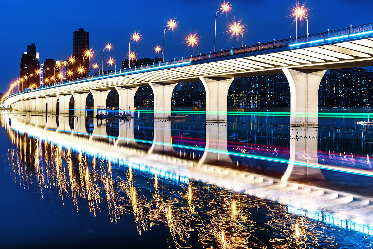 《沙湖夜曲》沙湖大桥是武汉第一座大悬臂展翅箱梁桥，也是第一座配齐机动车道、自行车道、人行道和盲道的桥梁。被市民誉为“江城最美跨湖桥”。