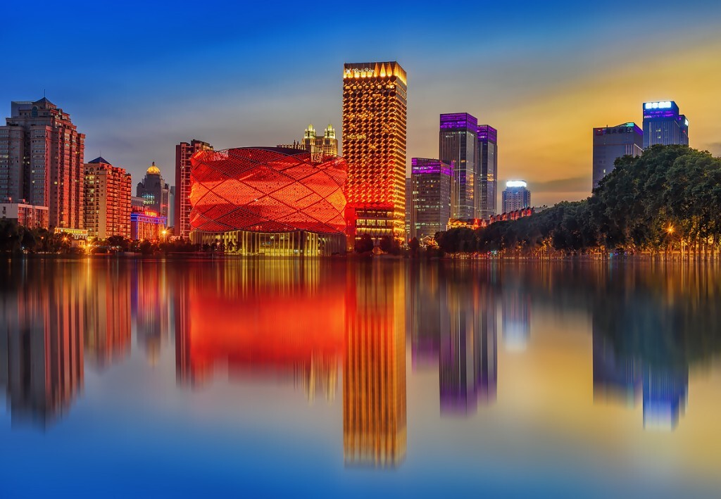 《汉秀之夜》汉秀剧场以中国传统“红灯笼”形象矗立于武汉美丽的东湖之滨、水果湖畔，这座构思巧妙具有浓郁中国元素的超级建筑是由世界顶尖建筑艺术设计大师马克•费舍尔先生设计，专为“汉秀”定制。汉秀旁边的金色建筑是中国唯一号称七星级的酒店-万达瑞华酒店。