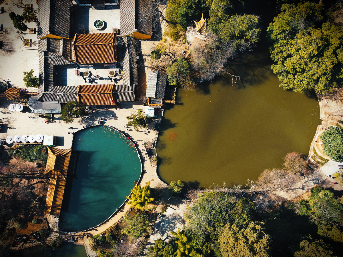昆明黑龙潭公园清水潭和浑水潭泾渭分明