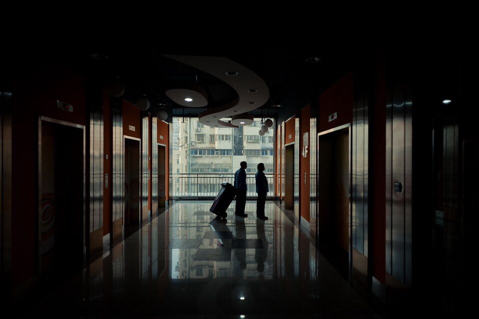 等候<br />
随处都是舞台 随时都在上演 丈夫站在妻子身后,两人在等电梯,如果丈夫手中拖得是行李箱,那这就是一对出国归来的夫妇。而丈夫拖着的是垃圾桶,一种奇妙的穿越感在电梯间组成了眼中的构图。